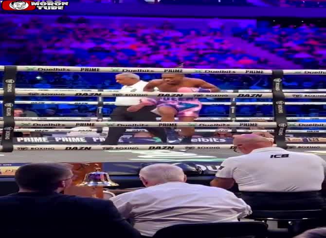Video :An amateur boxer backflips to celebrate winning, but it goes horribly wrong